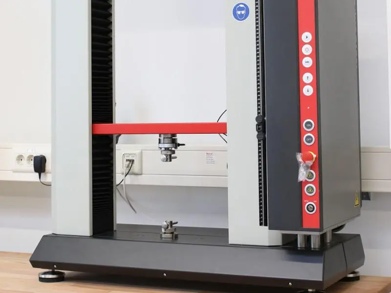 Zwick-5kN-pruefmaschine-brustimplantat Prüfmaschine für Brustimplantat der Firma Zwick.